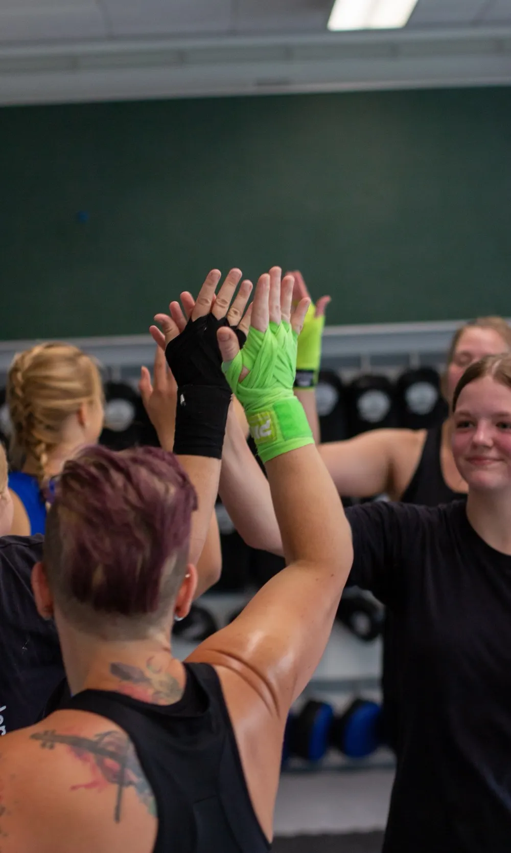 Die Frauengruppe gibt sich nach dem Training gemeinsam High-Fives