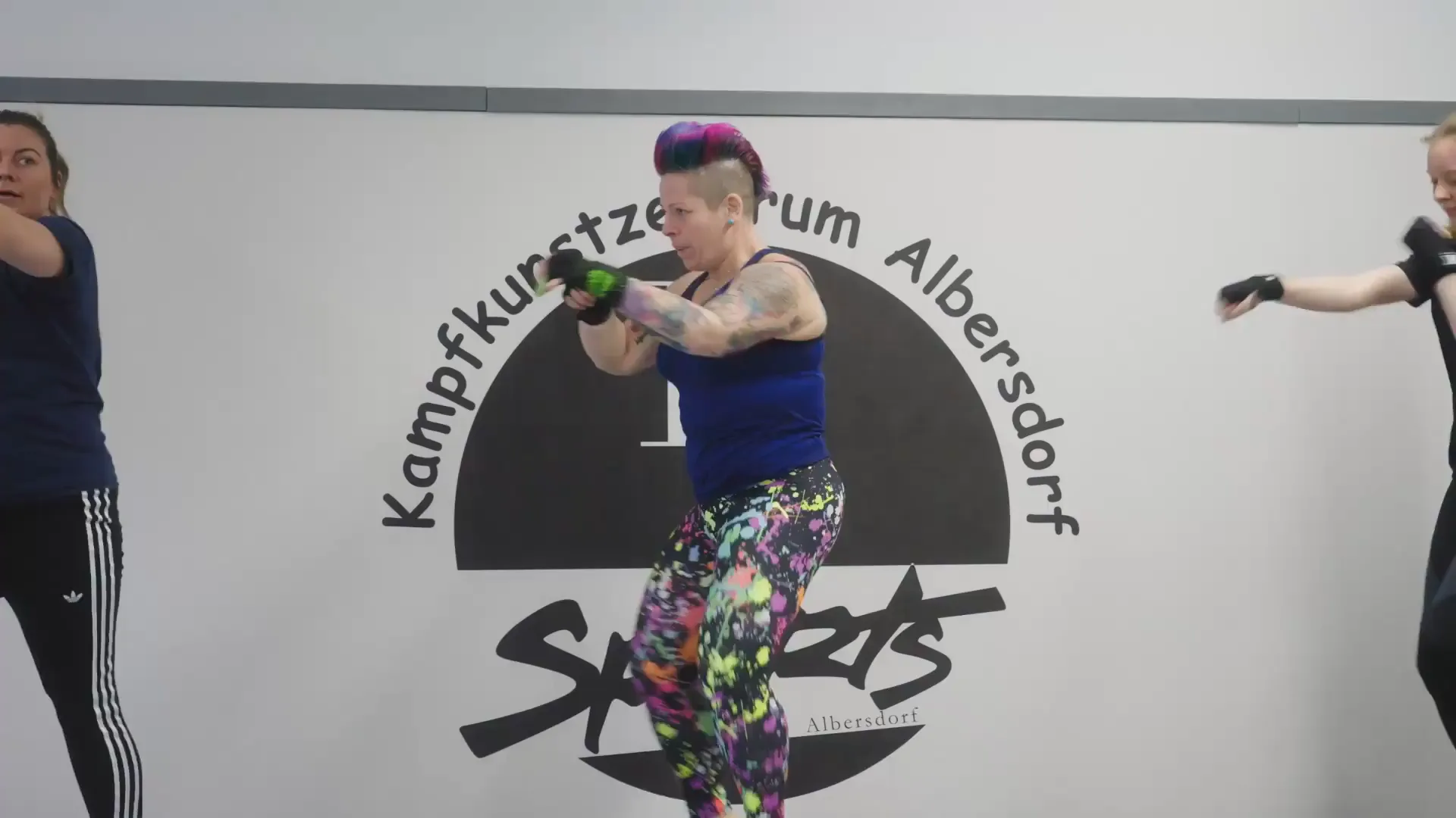 Teilnehmerinnen schlagen beim Fitness Kickboxen vor der BB-Sports-Wand Geraden in die Luft