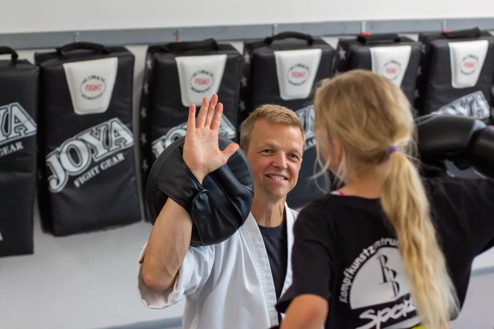 Trainer gibt einem Mädchen nach der Übung ein High-Five