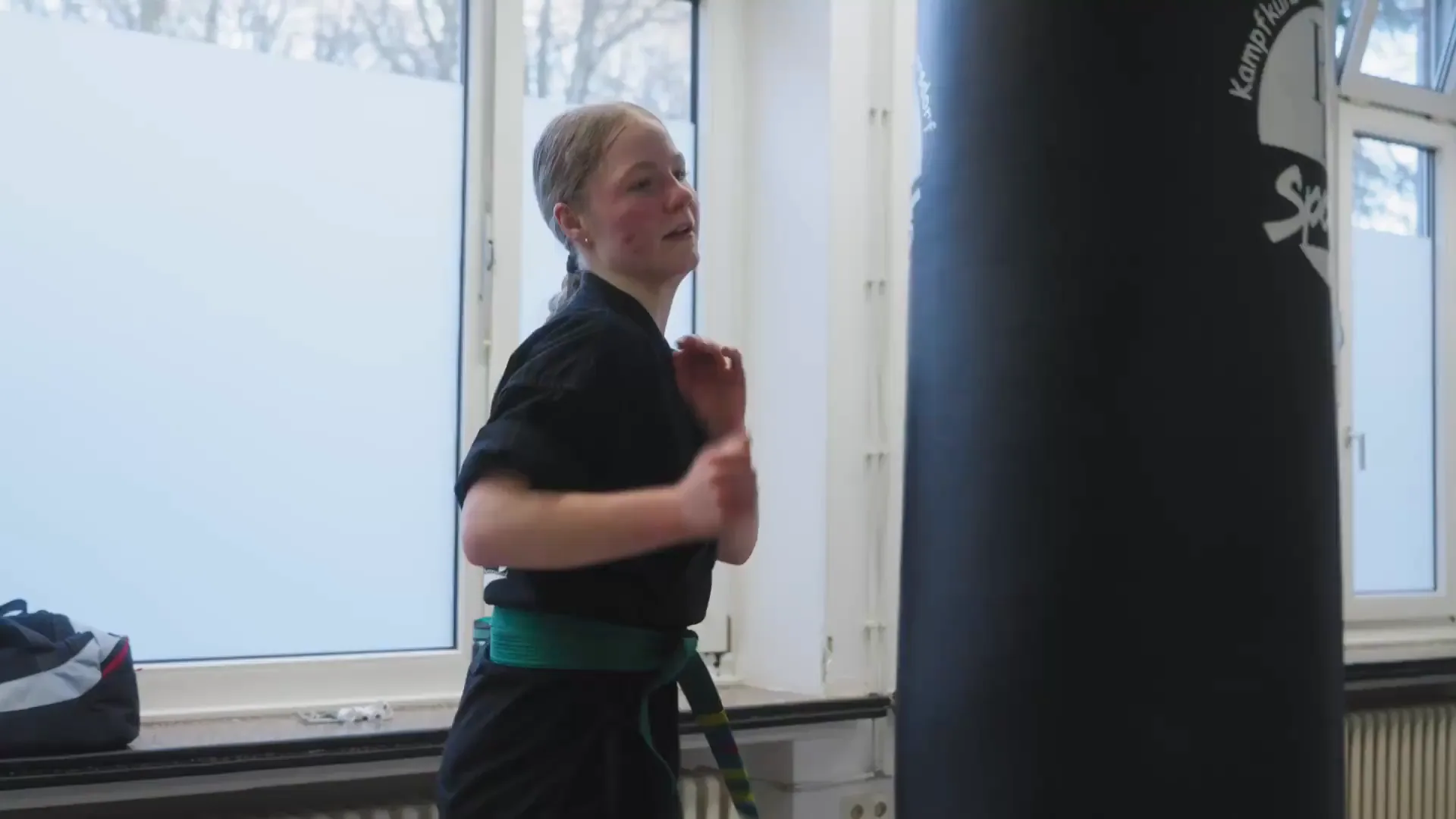Jugendliche in Deckung beim Training am Sandsack