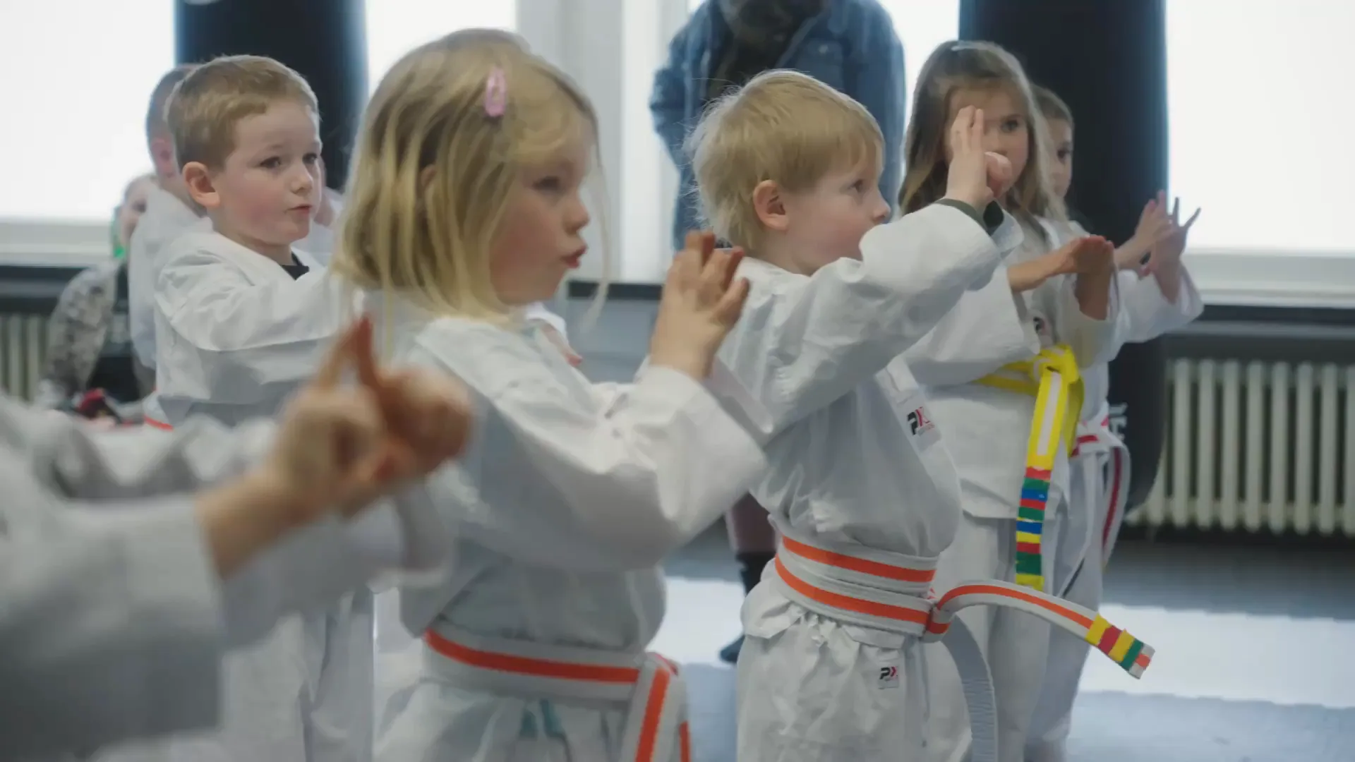 Minis-Gruppe übt beim Training in einer Reihe Handtechniken